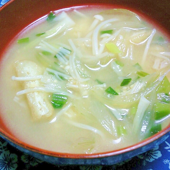 玉ねぎ、えのき、万能ねぎ、油揚げの味噌汁